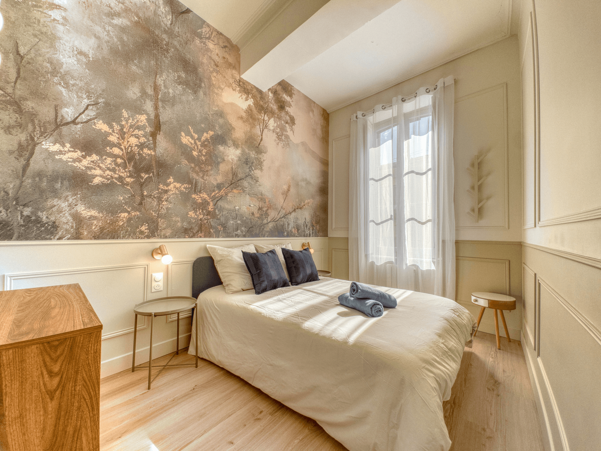 Deuxième chambre avec fresque forêt et lit double