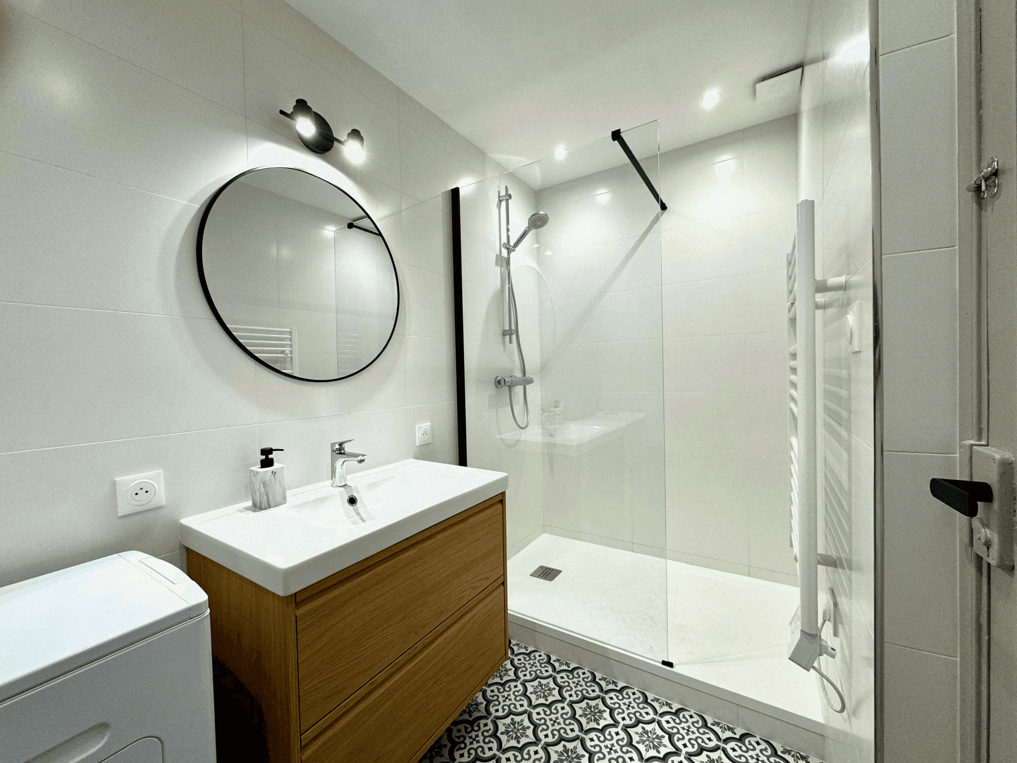 Salle de bain, douche à l'italienne et carreaux ciment
