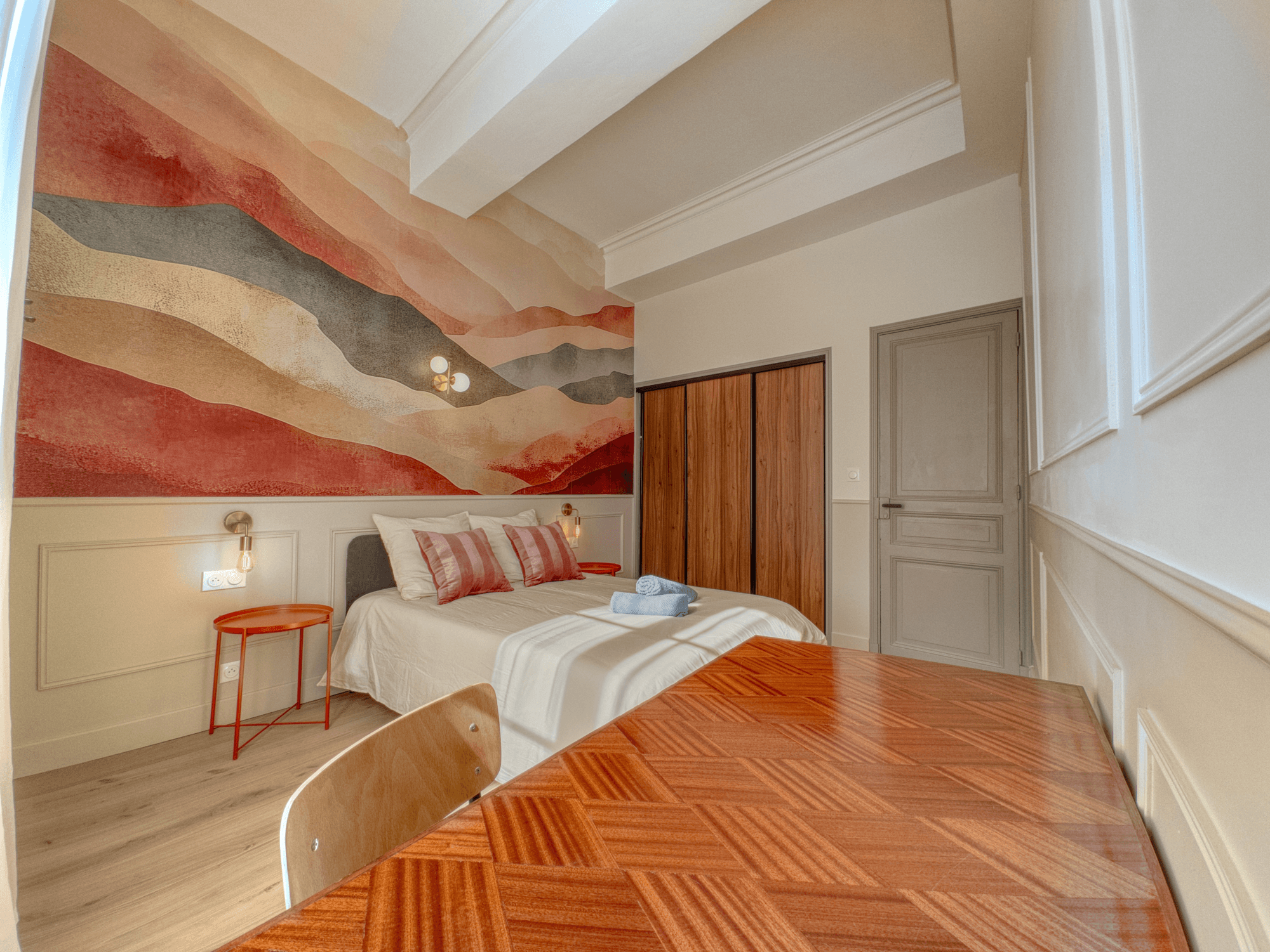 Chambre principale vue depuis le bureau en marqueterie