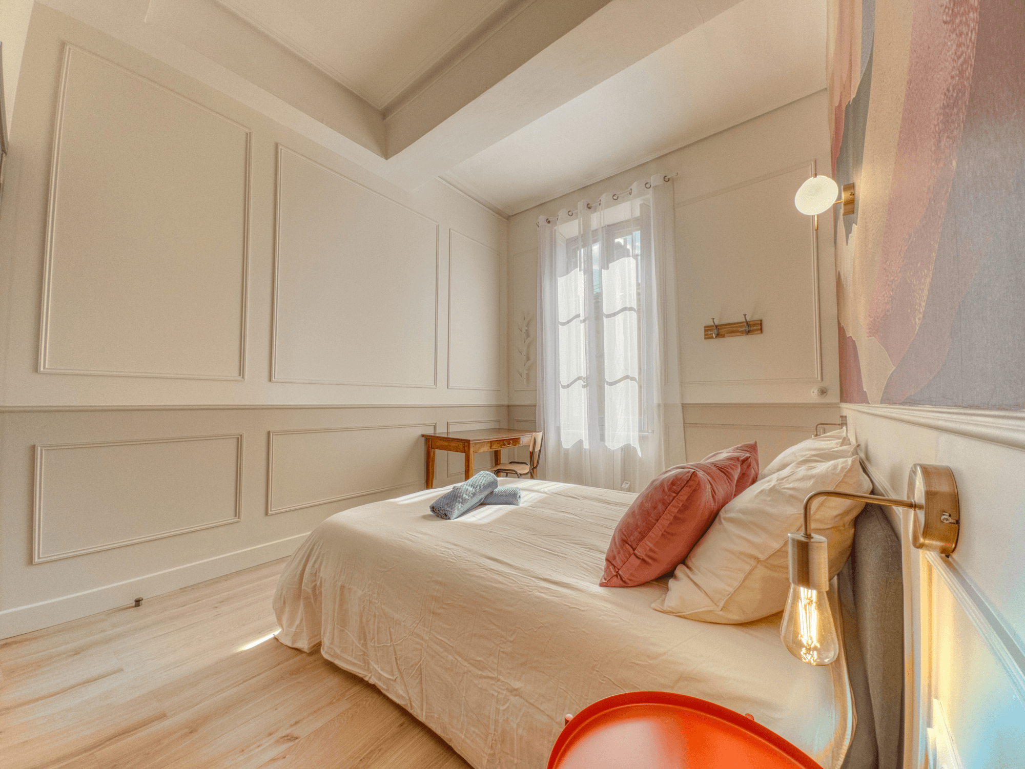Deuxième chambre côté fenêtre, moulures d'origine et lumière du sud