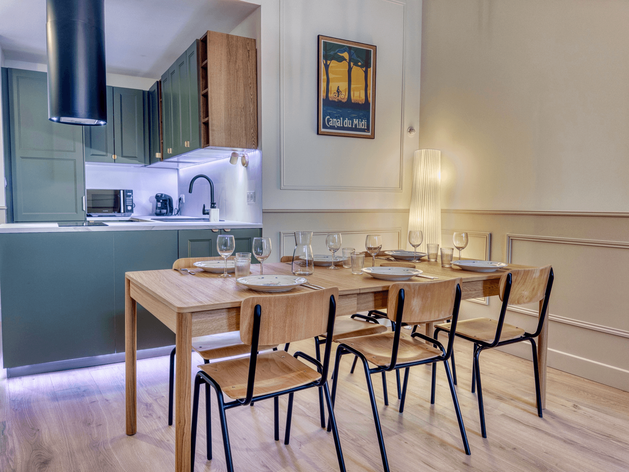 Espace repas 6 couverts avec kitchenette et poster Canal du Midi