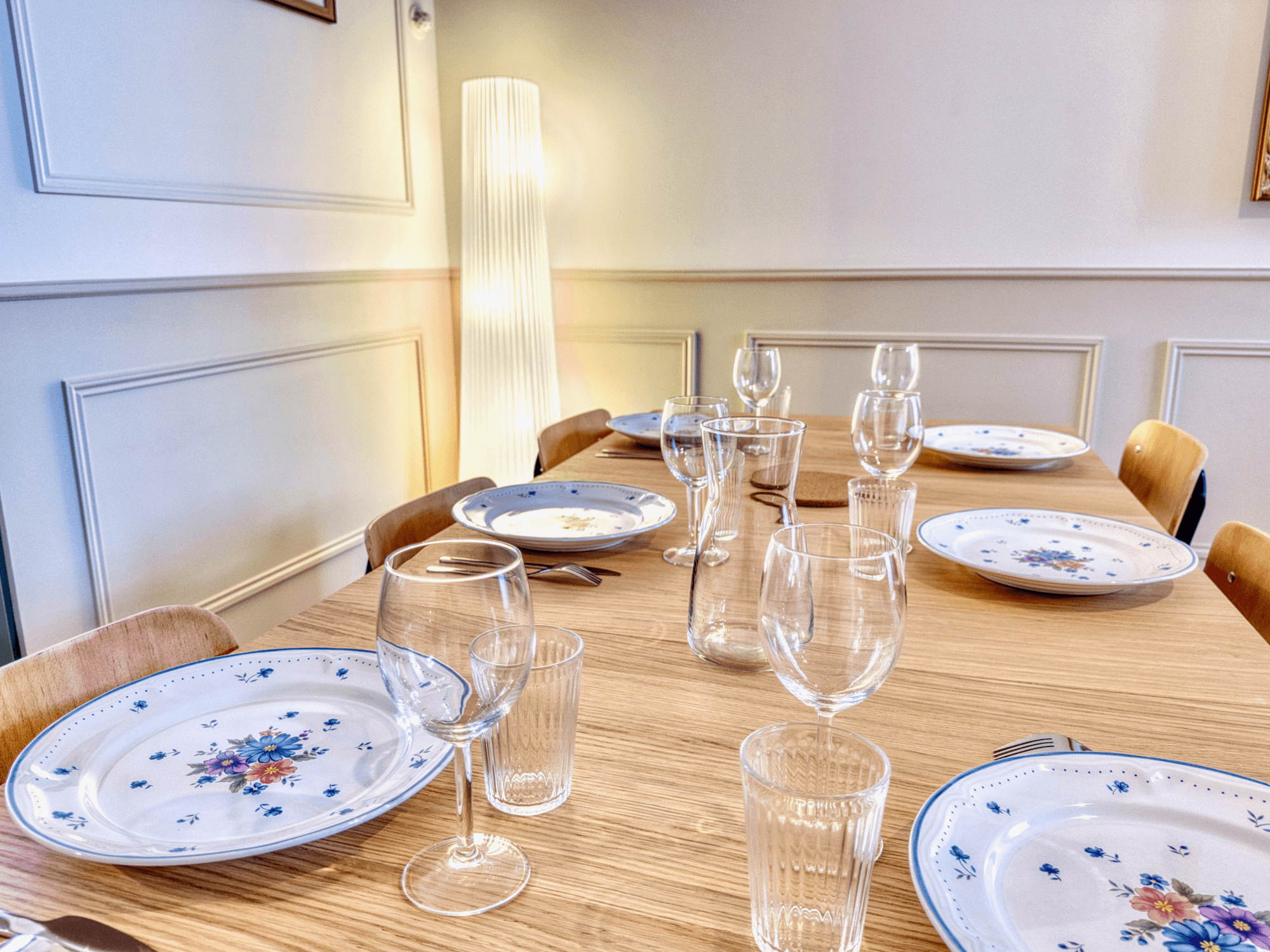 Détail dressage de table, faïence florale et verrerie fine