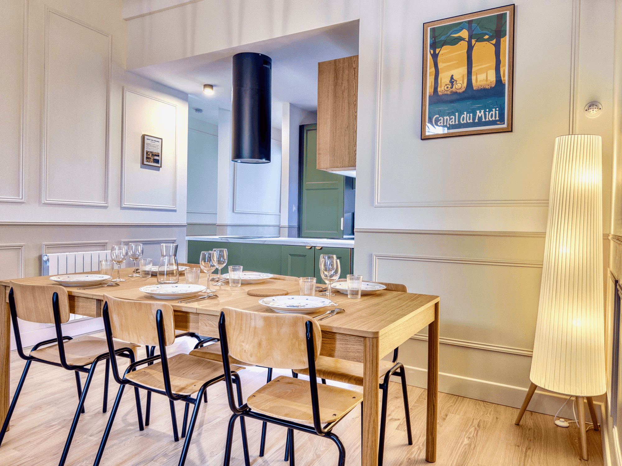 Salle à manger dressée avec affiche Canal du Midi