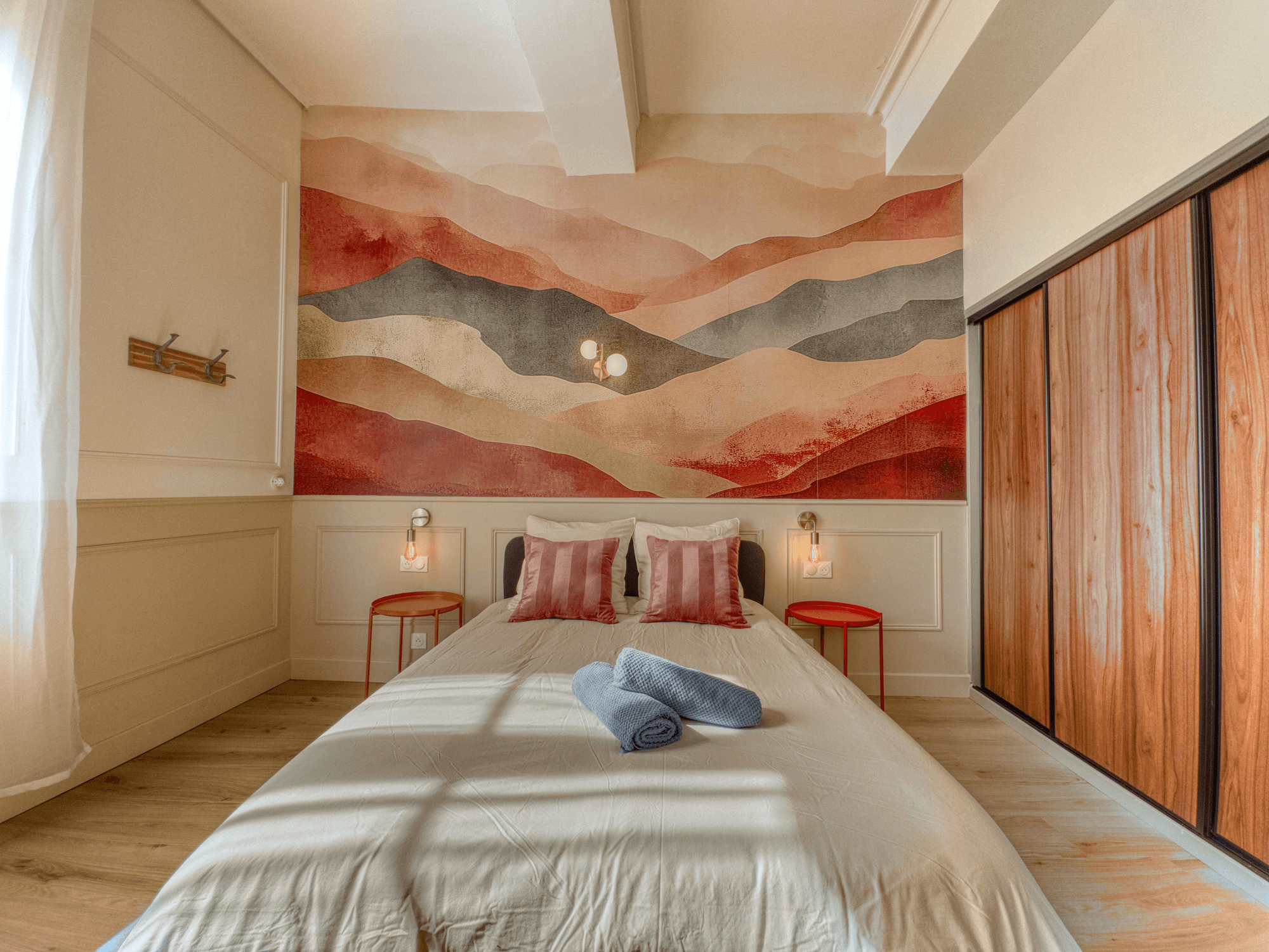 Chambre principale avec fresque murale montagnes aquarelle et lit 140x200